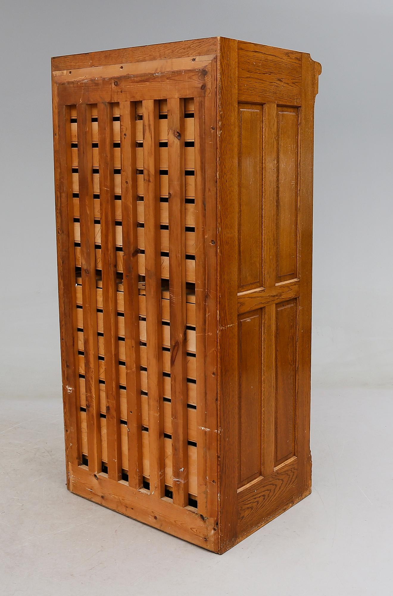 ARKIVSKÅP, 1900-talets första hälft.