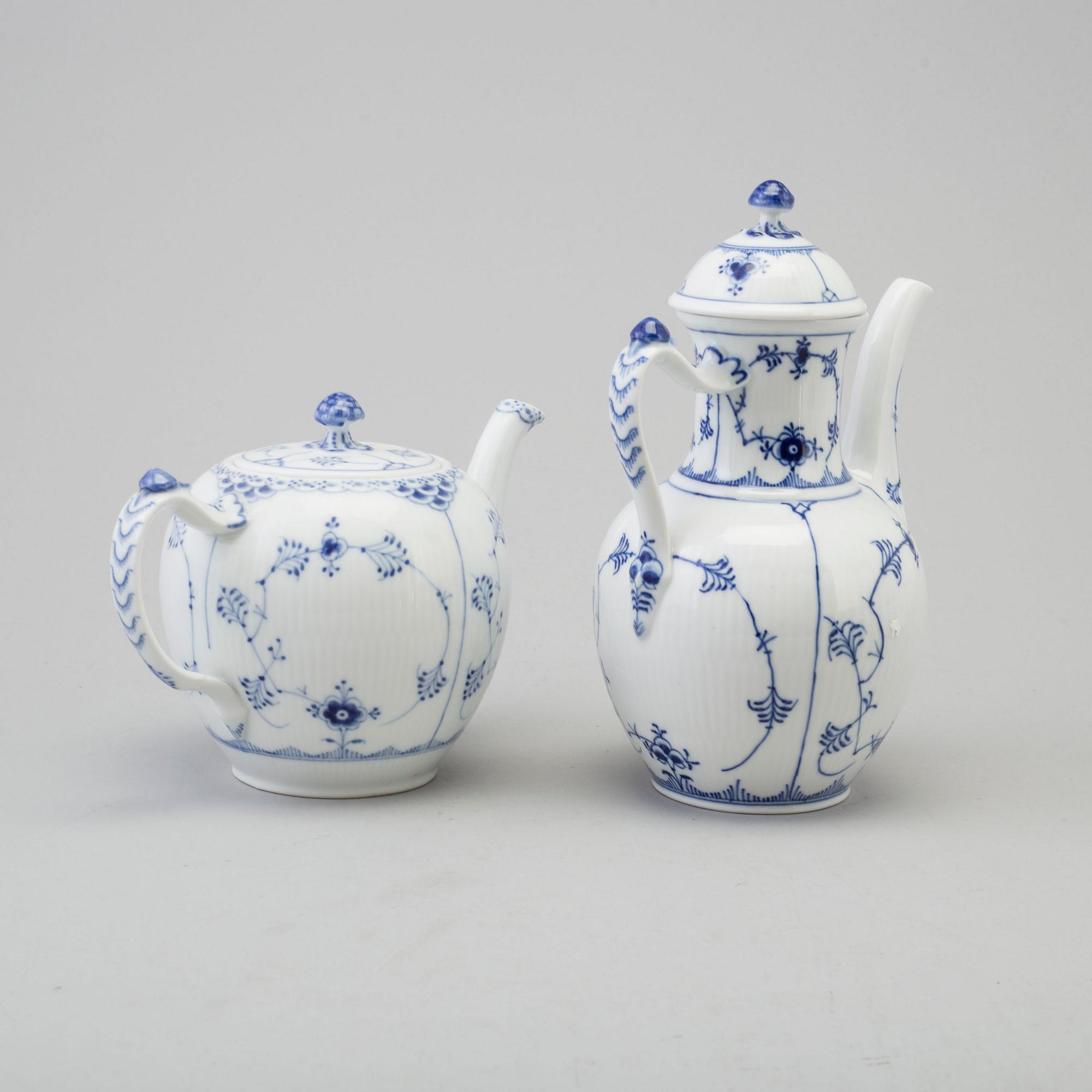 ROYAL COPENHAGEN, servisdelar, 33 delar, porslin, "Musselmalet", Danmark, 1900-tal.