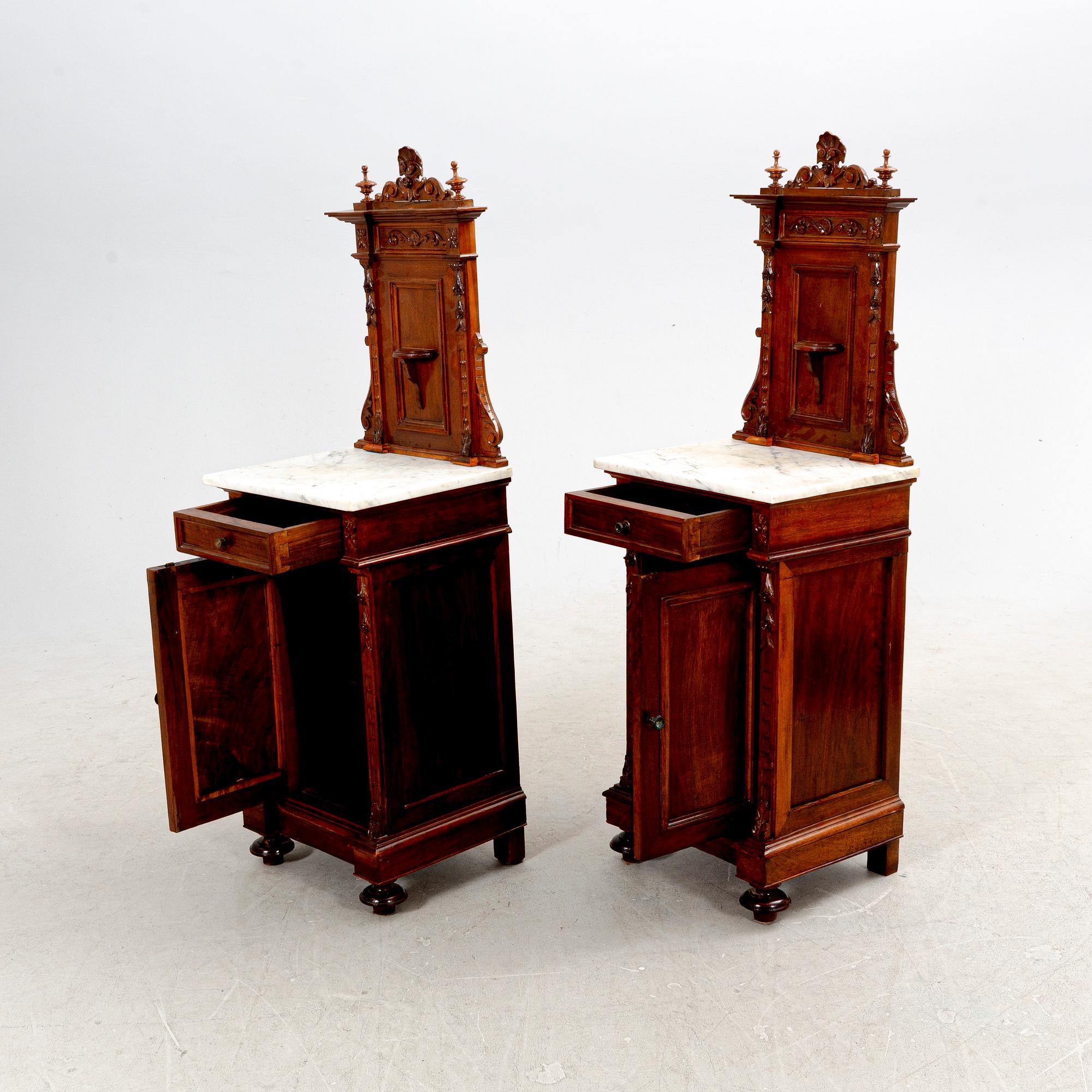 A pair of walnut and marble bedside tables around 1900. - Bukowskis