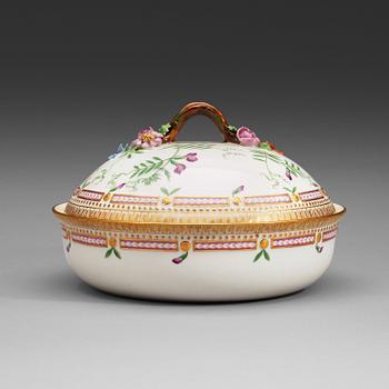 1545. A Royal Copenhagen 'Flora Danica' tureen with stand, Denmark, 20th Century.