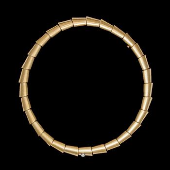 143. COLLIER, Ole Lyyngaard, 'Cleopatra', guld med briljantslipad diamant. Vikt 146,4 g.
