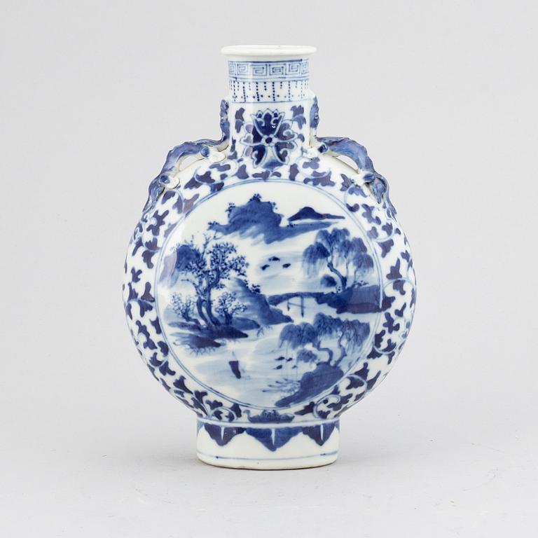 A blue and white moon flask/vase, Qing dynasty, Guangxu (1875-1908).