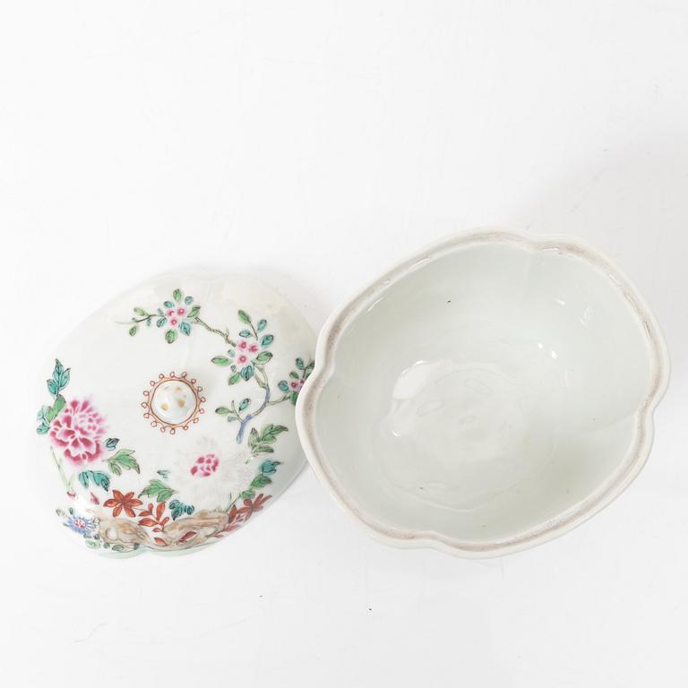 A Chinese famille rose ewer, a a cup with cover, a cup with saucer, a box and a censer, Qing dynasty, 18th and 19th cent.