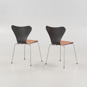 Four chairs "Sjuan" by Arne Jacobsen.