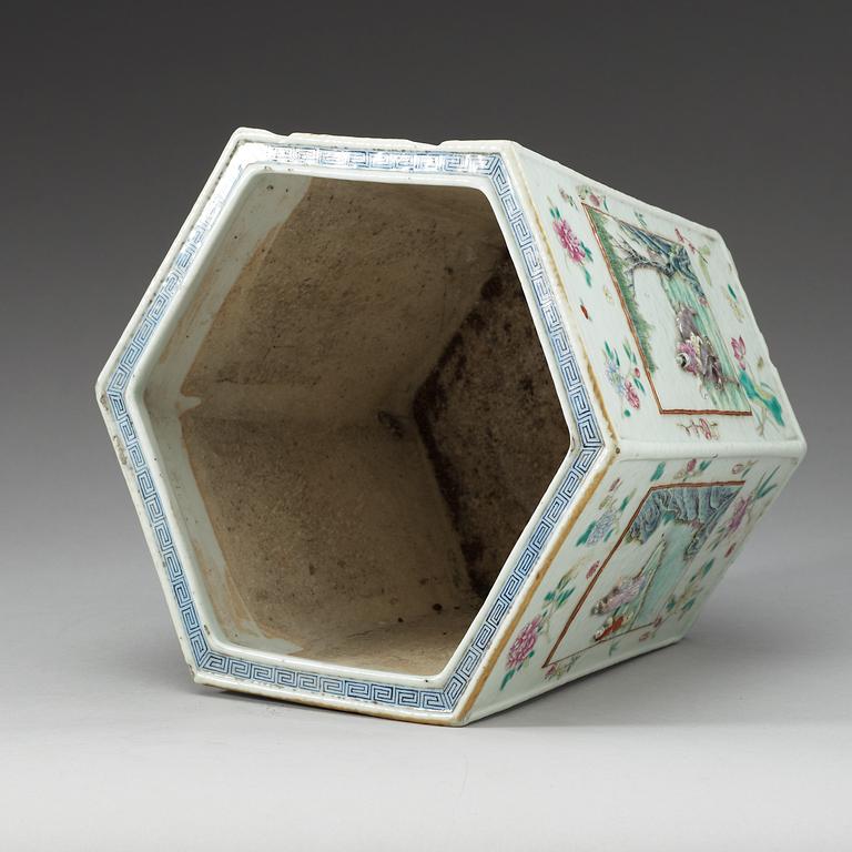 A famille rose flower pot, Qing dynasty, 19th Century.