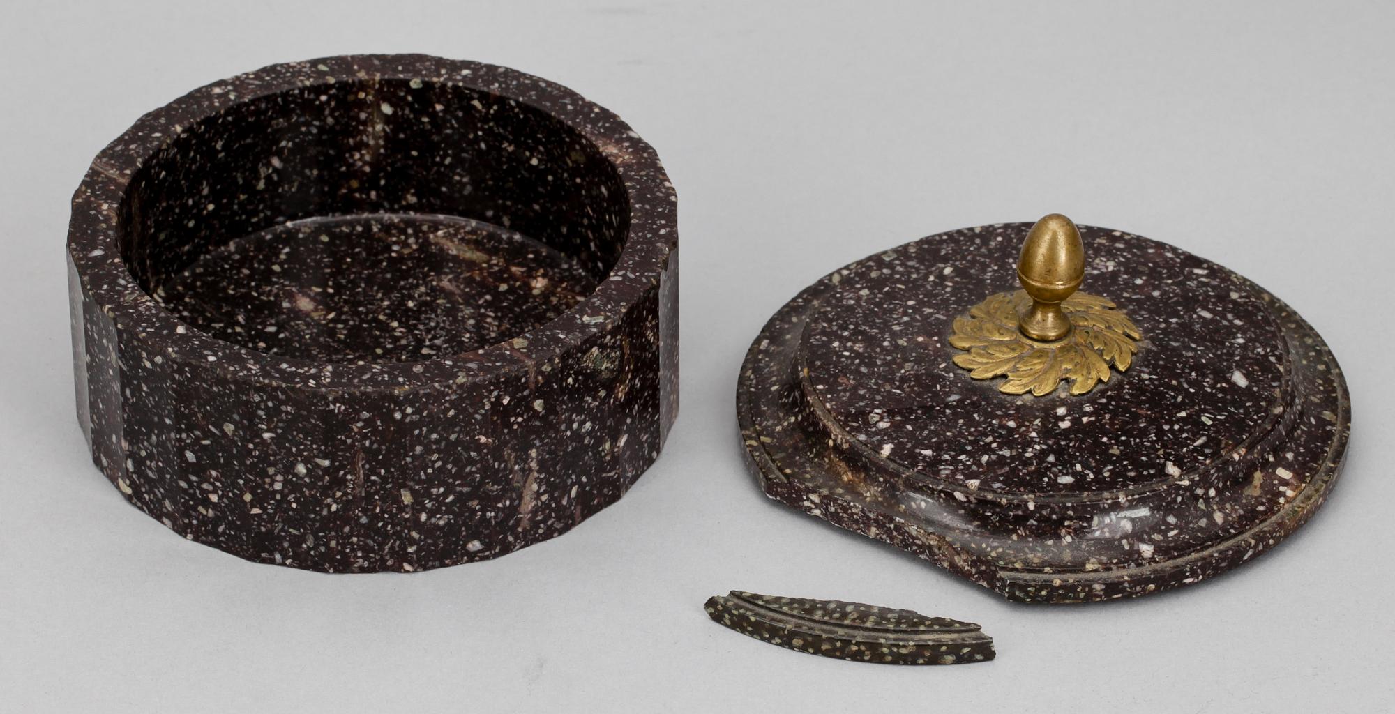 SMÖRASK, porfyr, Sverige 1800-talets första hälft.