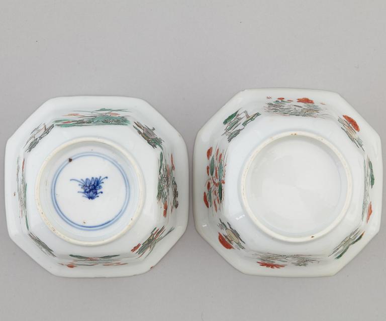 A pair of famille verte bowls, Qing dynasty.