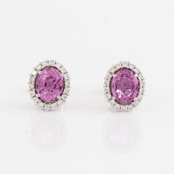 Örhängen med rosa safirer och briljantslipade diamanter.