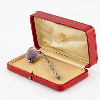 608. A brooch in silver and 14K gold with an amethyst flower.