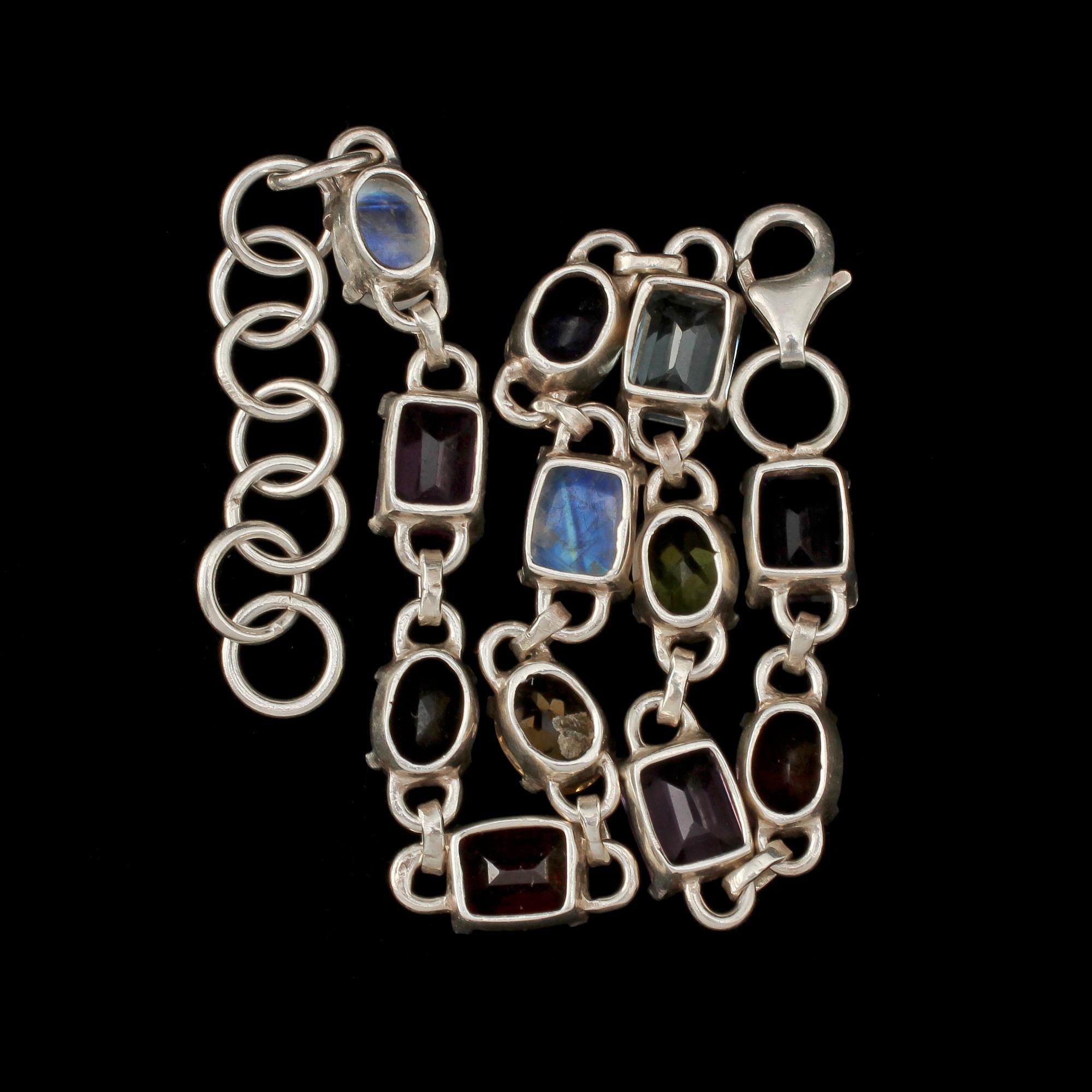ARMLÄNK, sterlingsilver delvis med fasettslipade och cabochonslipade olikfärgade stenar, 1900-talets slut. Vikt 13 g.