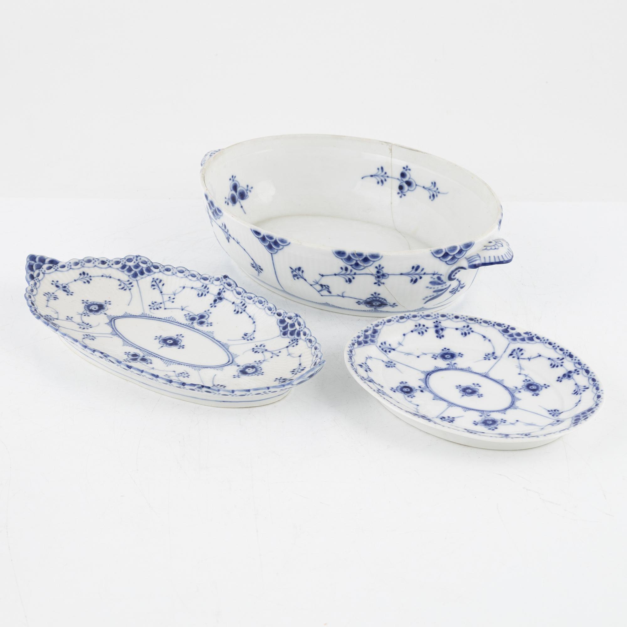 Royal Copenhagen, a 48-piece 'Musselmalet' porceain service, Denmark.