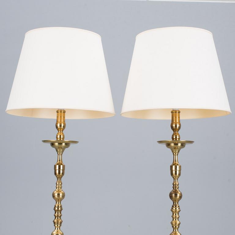 GOLVLAMPOR, ett par, mässing, 1900-talets mitt.