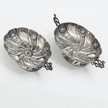 A pair of silver bowl, Carrington & Co, london, England, 1895.