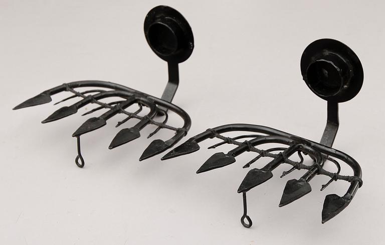 TAKKRONA OCH LAMPETTER 1 PAR, smide, av juster, 1800-/1900-tal. Takkronans diameter 55 cm.