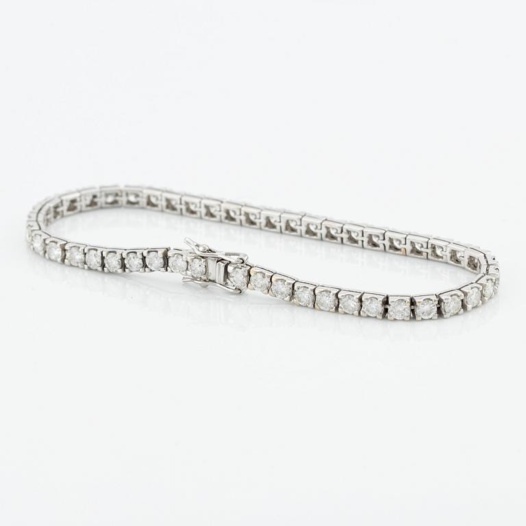 Tennisarmband, vitguld med briljantslipade diamanter, totalt ca 4,80 ct.