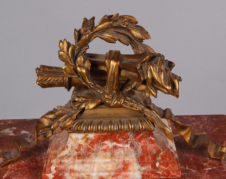 BORDSPENDYL,marmor, mässing, Louis XVI-stil, Japy Frere, Frankrike sekelskiftet 1900.