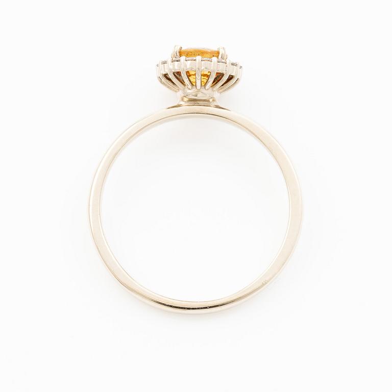 Ring 14K gold with orange sapphire and brilliant-cut diamonds.