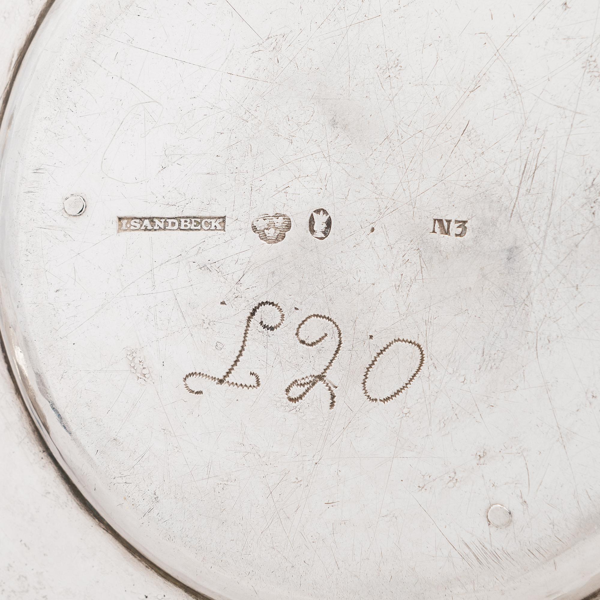 ISAAC SANDBECK, KASTIKEMALJA aluslautasella, hopeaa, Tukholma 1819.