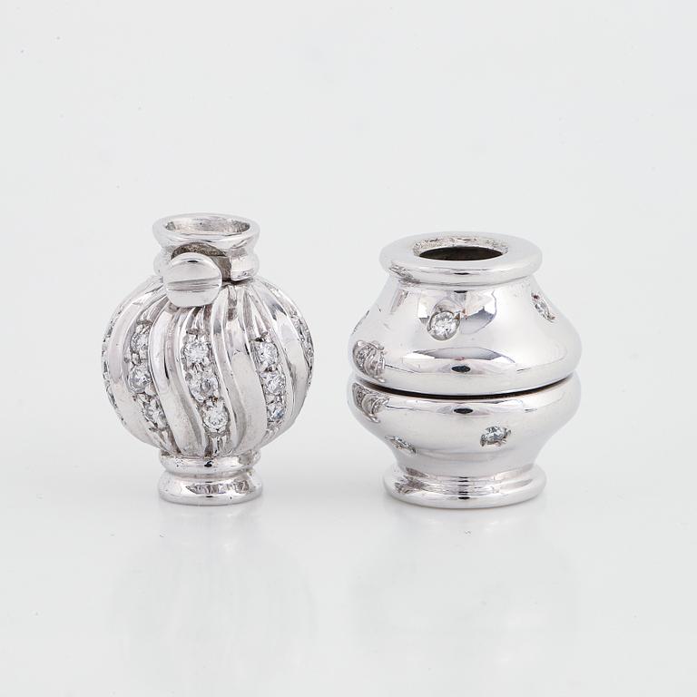 Två lås 18K vitguld med små briljantslipade diamanter.