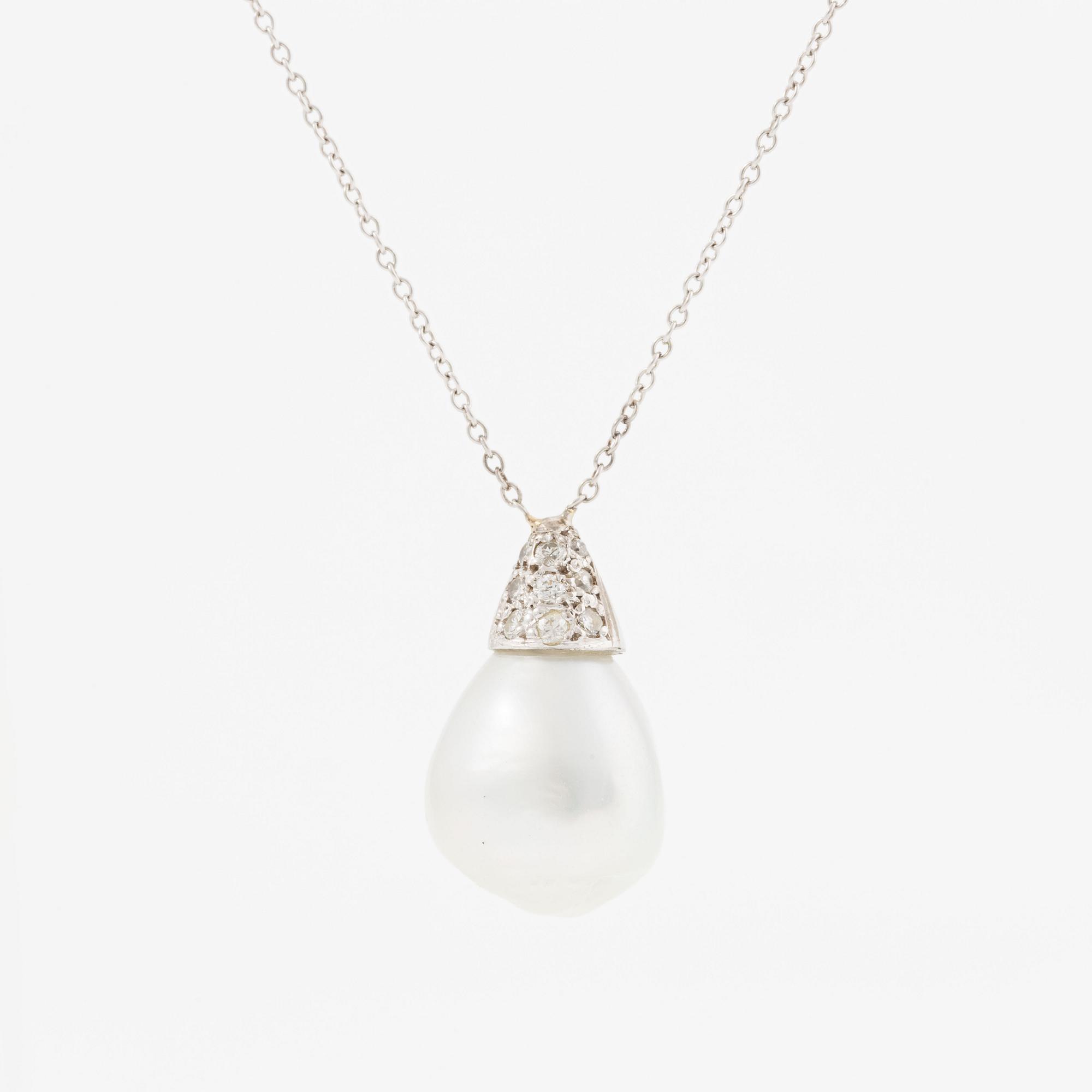 Necklace in platinum with a drop-shaped cultured pearl and brilliant-cut diamonds.