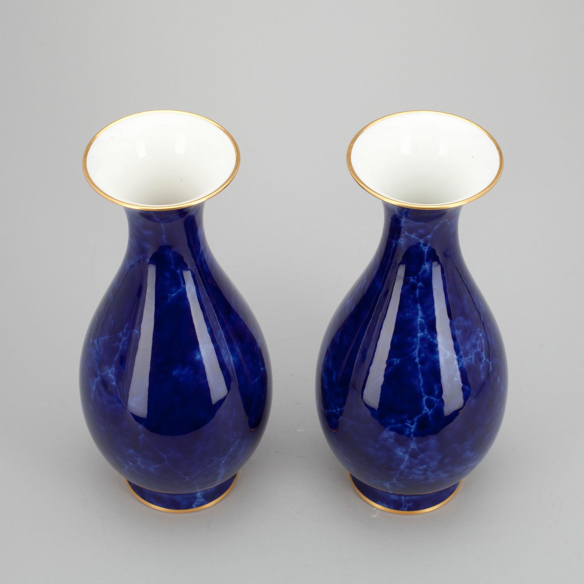 VASER, ett par, porslin, Sèvres, Frankrike 1880.