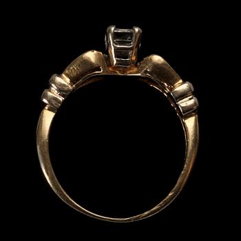 RING, 14k guld med baguettslipade diamanter tot ca 1 ct. Vikt 3,7 g.