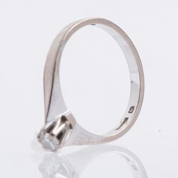 RING, 18K vitguld med briljantslipad diamant ca 0.10 ct. Gustaf Dahlgren, Malmö, 1973.