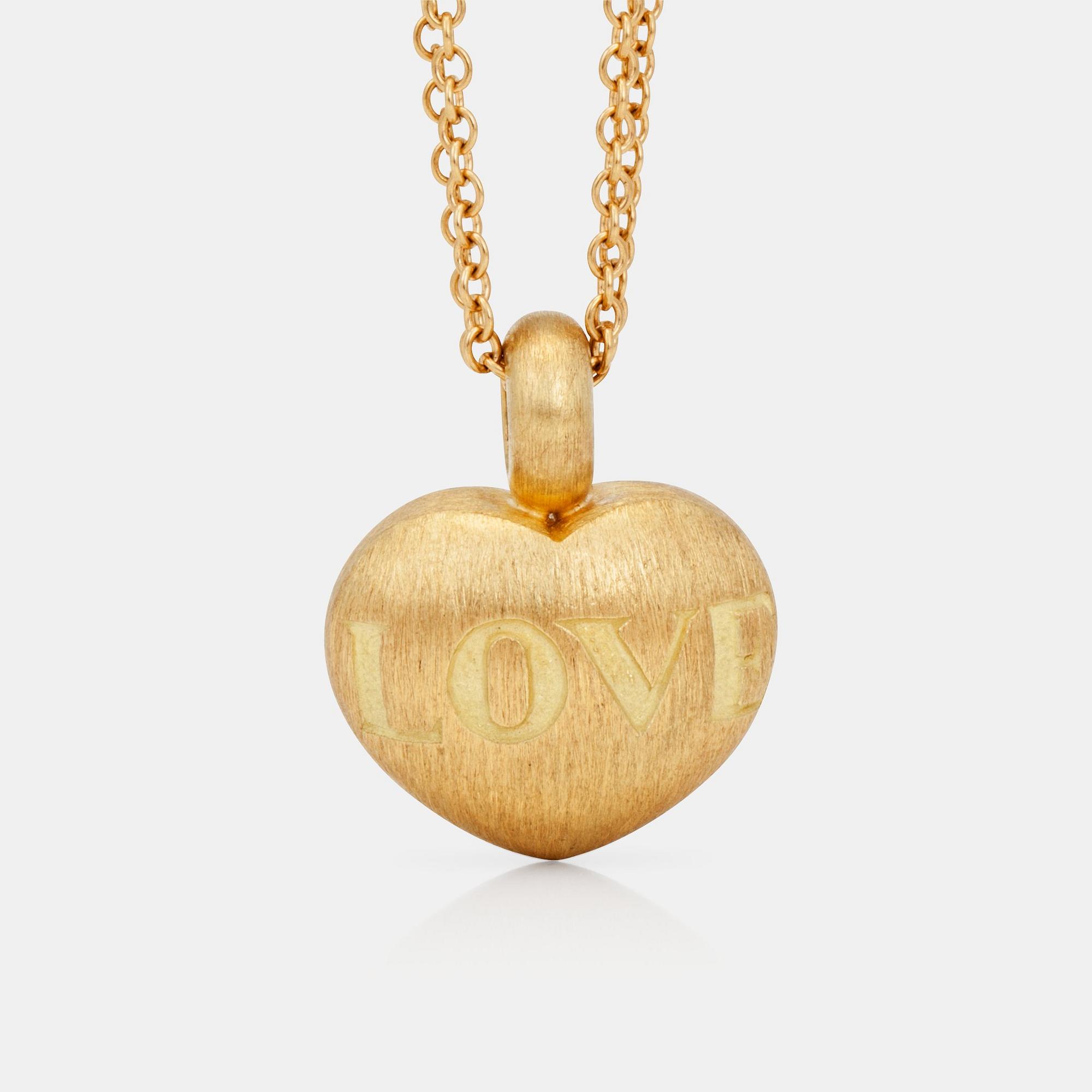 COLLIER med hjärta, graverat "LOVE", i borstat guld.