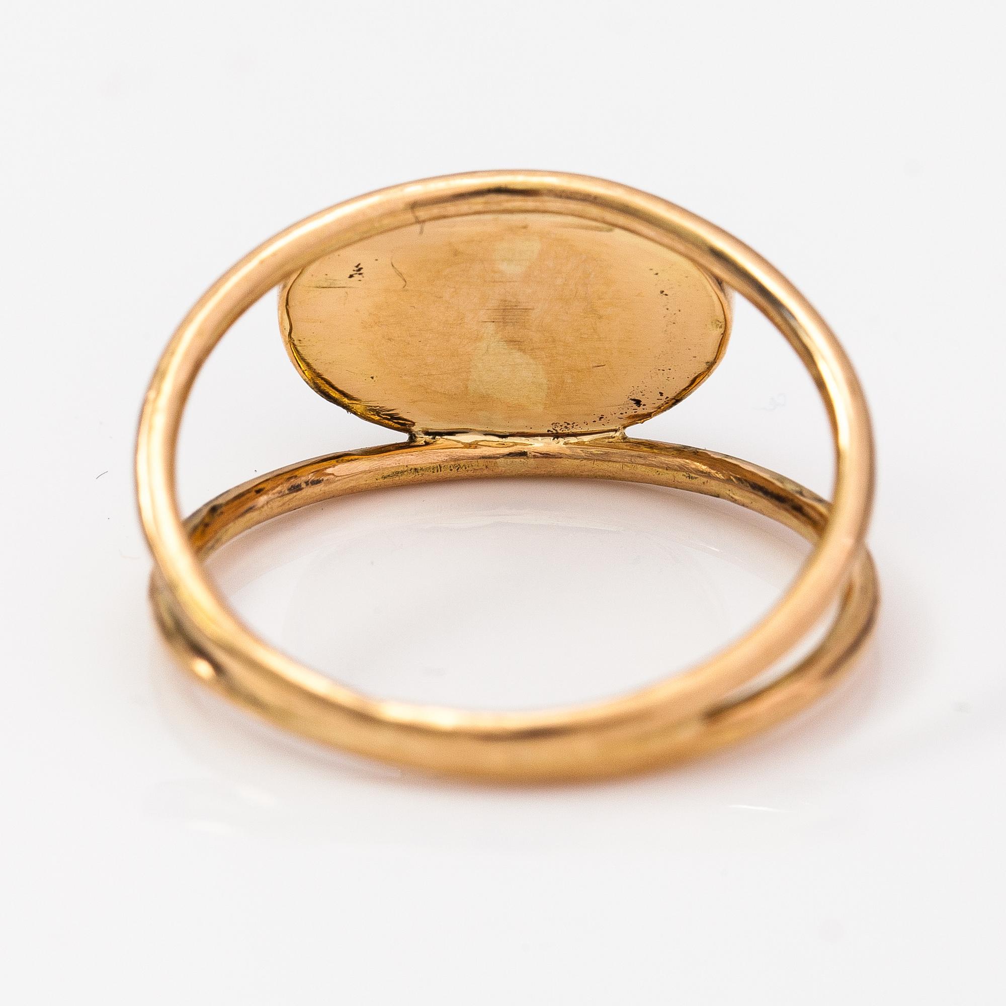 An 18K gold ring with an opal. Lagercrantz Jewellery, Tammisaari 2019.