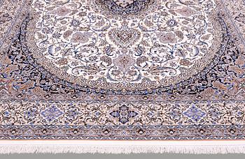 Nain part silk, 6LAA, signed, ca 392 x 300 cm.