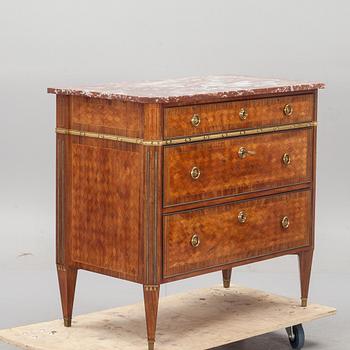 BYRÅ, gustaviansk stil. 1900-tal.