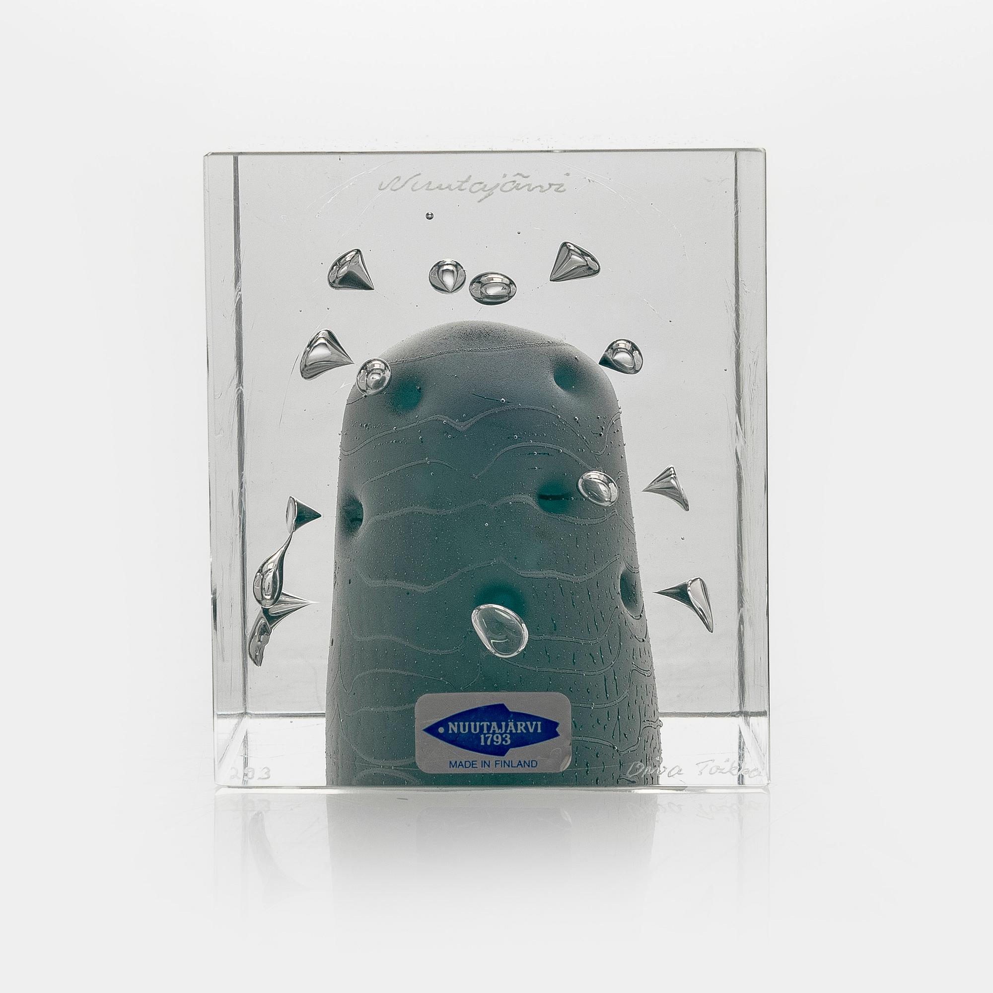 Oiva Toikka, a glass cube, signed Oiva Toikka, Nuutajärvi 293.