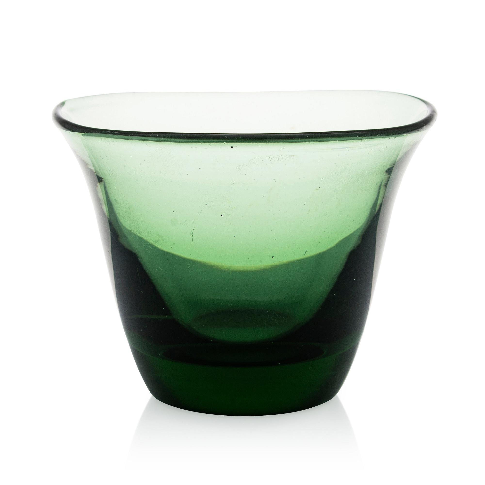 GUNNEL NYMAN, a bowl, Turned, mold-blown green glass. Model 38/1123. Riihimäen Lasi Oy, 1938.
