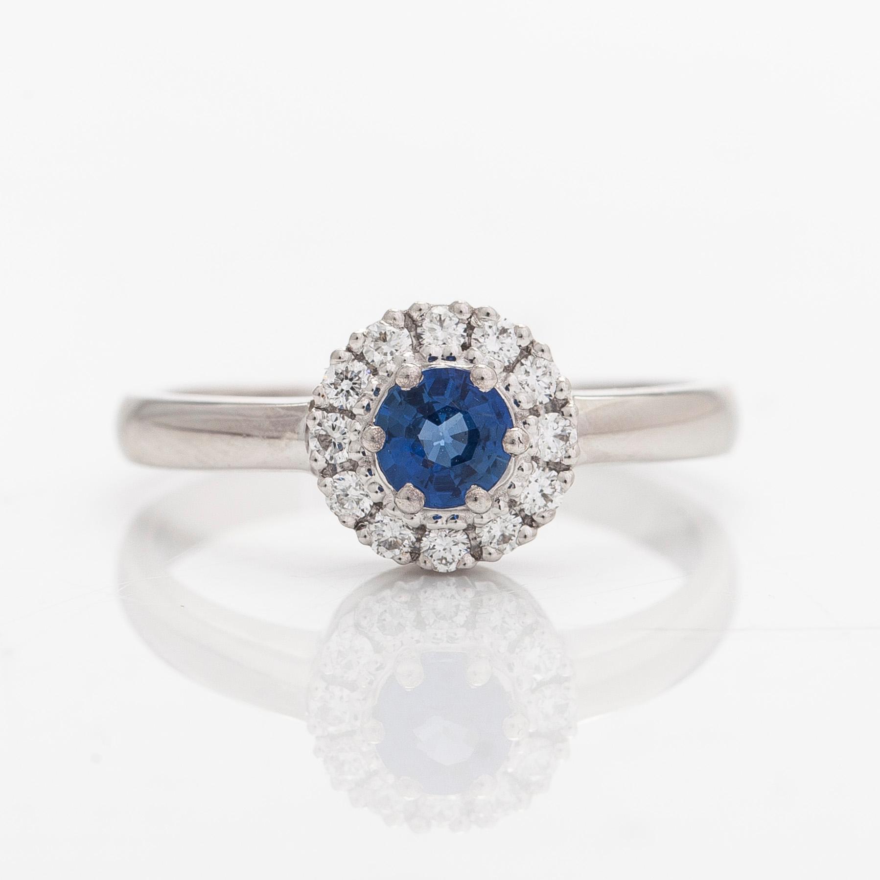 Ring, carmosémodell, 14K vitguld, safir och diamanter. Silván, Finland.