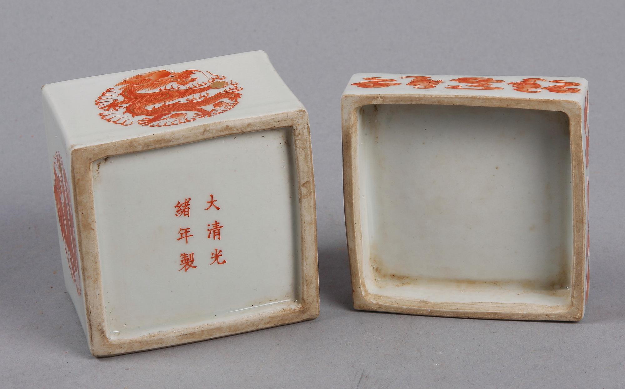 ASK MED LOCK, porslin, samt PENSELVAS, trä, Kina. 1900/2000-tal.