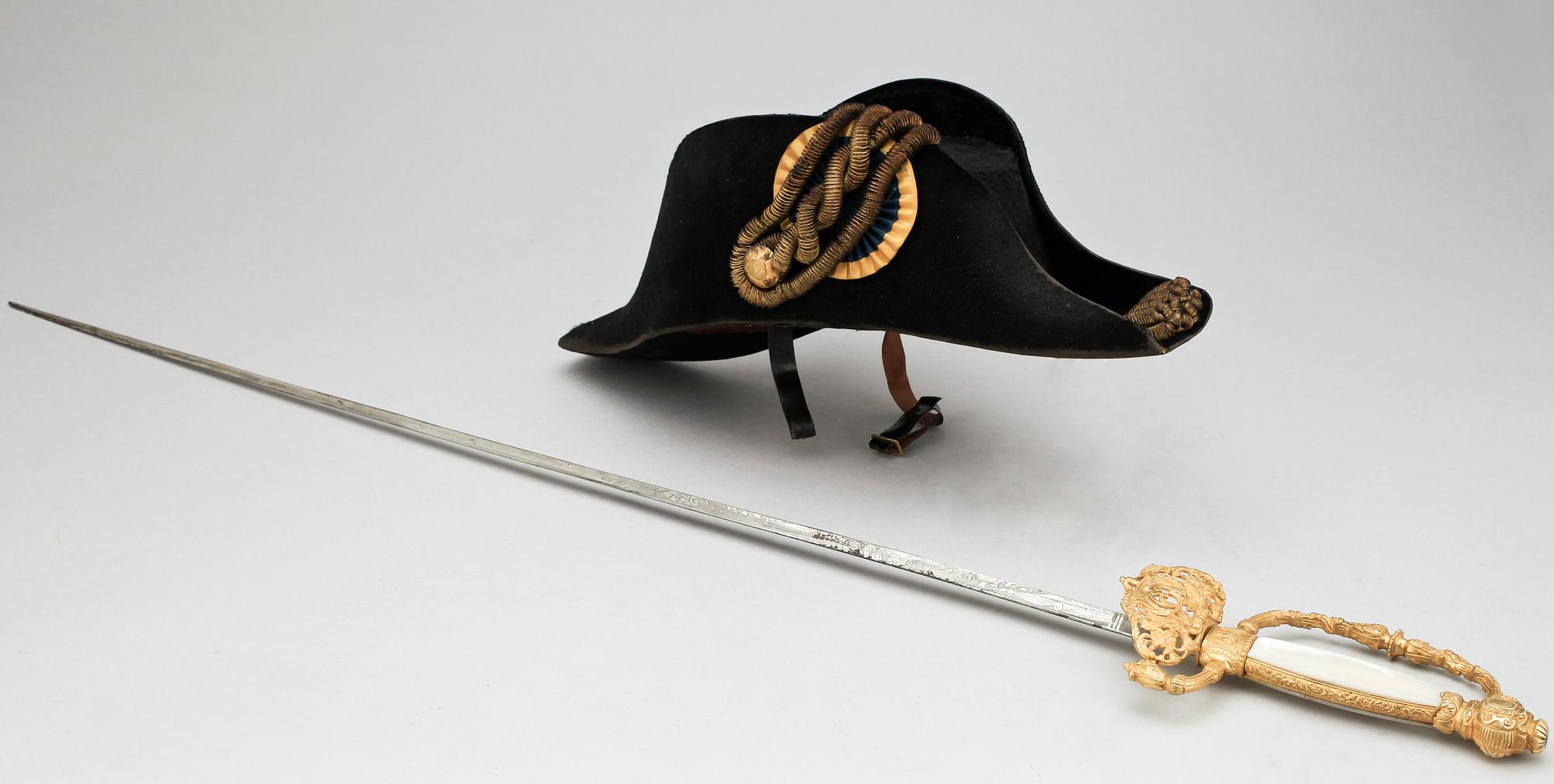 BICORNE samt ÄMBETSMANNAVÄRJA, Sverige, 1800-talets andra hälft.