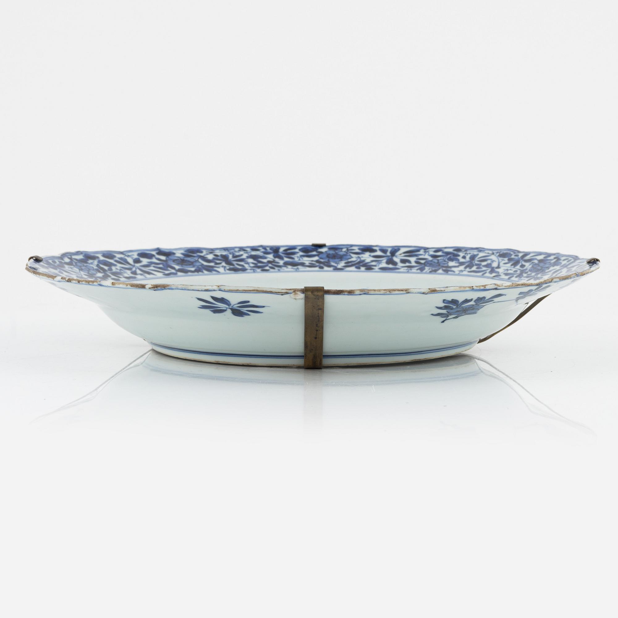 A blue and white porcelain dish, China, Kangxi (1662-1722).
