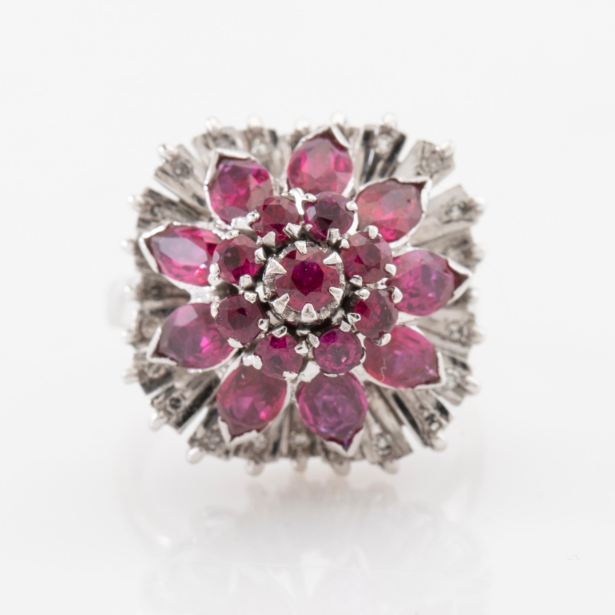Ring/Cocktailring and earrings in 18K white gold set with single-cut diamonds and faceted rubies.