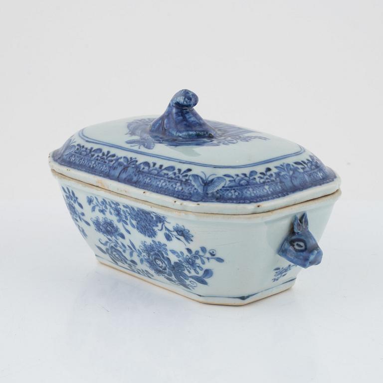 A blue and white tureen with cover, Qing dynasty, Qianlong (1736-95).