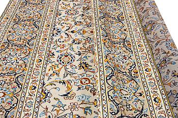 A Kashan carpet, c. 337 x 245 cm.