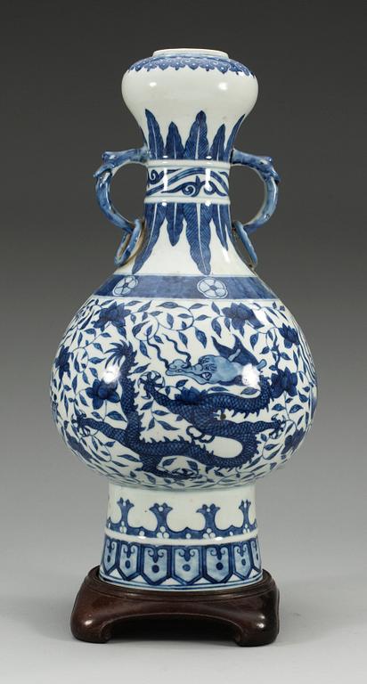 A blue and white vase, late Qing dynasty (1644-1912), with Wanli´s six character mark.