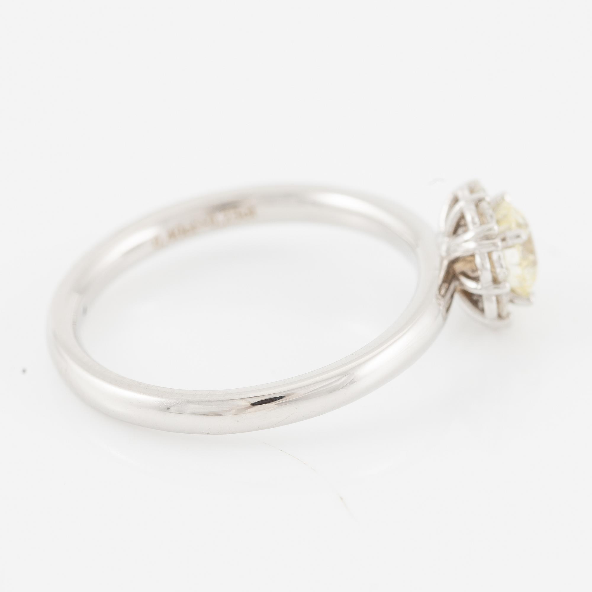 Ring 18K vitguld med briljantslipade diamanter.