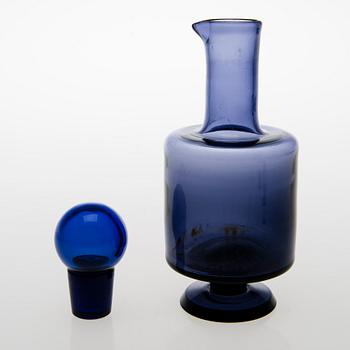 TAMARA ALADIN, A glass liqueur decanter with two liqueur glasses, Riihimäen Lasi, 1961-64. Design year 1961.