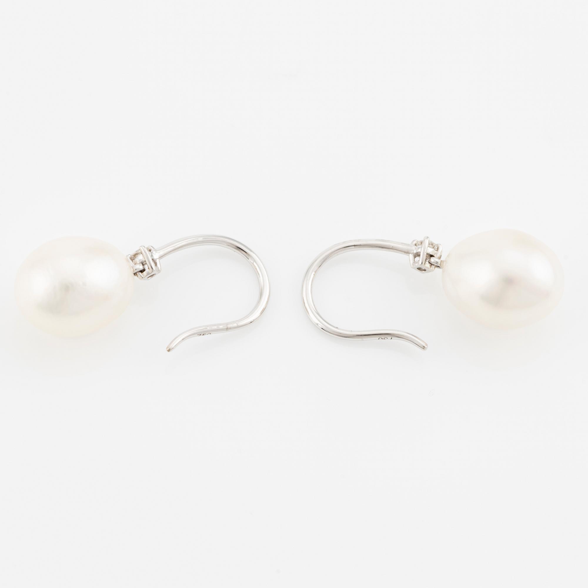 Örhängen 18K vitguld med odlade sötvattenspärlor och briljantslipade diamanter.