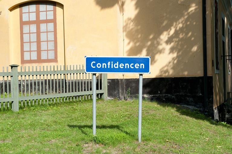 Två biljetter till en föreställning på Confidencen. Skänkt av Confidencen.