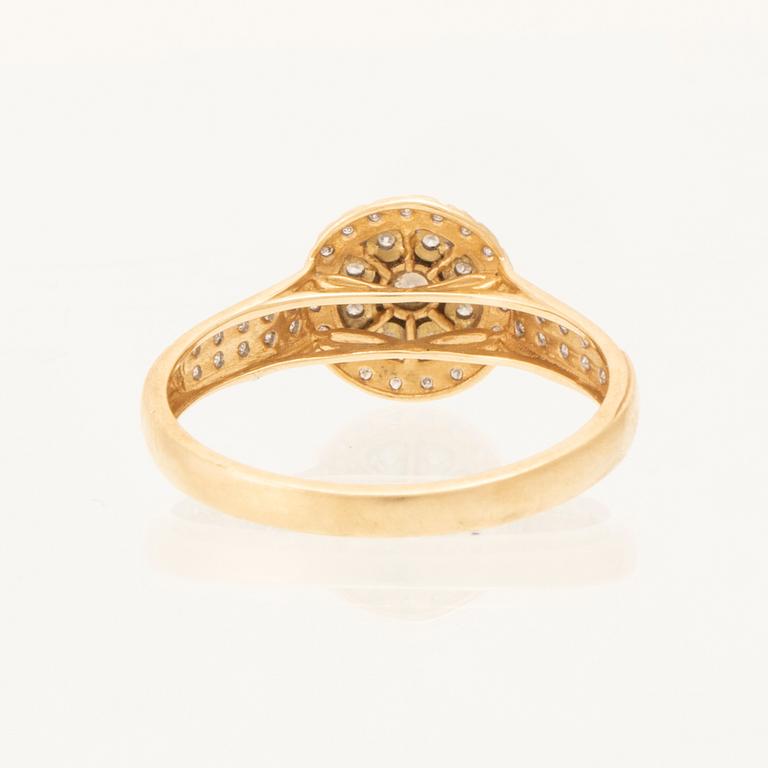 Ring 18K guld med runda briljantslipade samt enkelslipade diamanter.