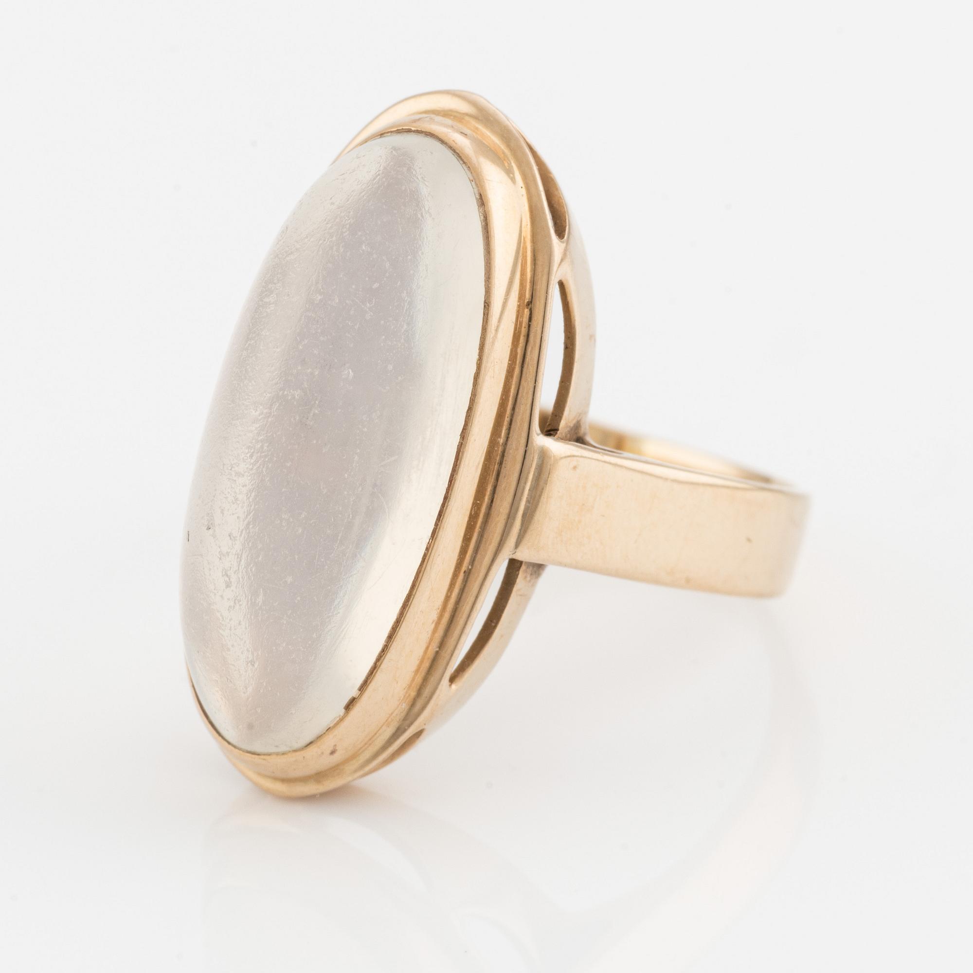 Ring, 18K guld med cabochonslipad månsten.