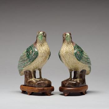 A pair of famille verte figures of quails, Qing dynasty, 19th Century.