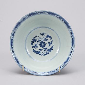 KRUKOR, 3 st och SKÅL, porslin, Kina 1800-talets slut.