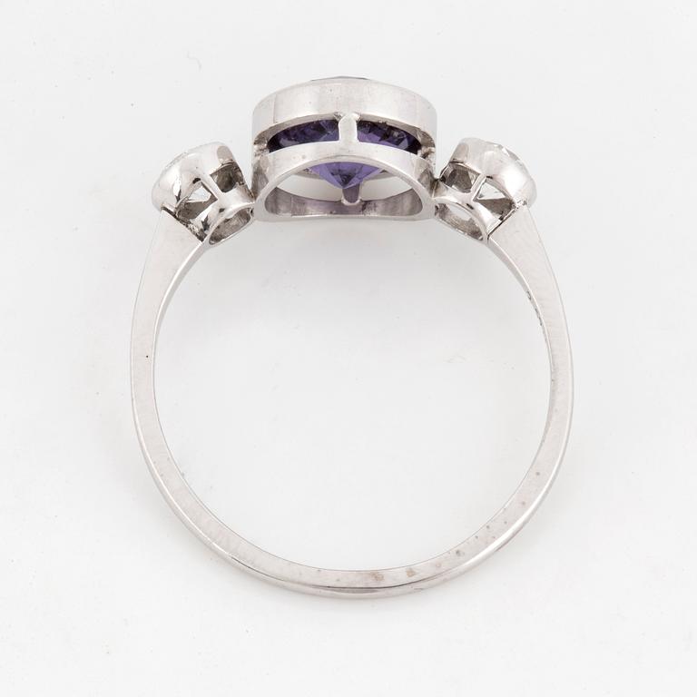 RING, med rund fasettslipad färgväxlande blålila safir och gammalslipade diamanter, med certifikat Gem & Pearl lab.